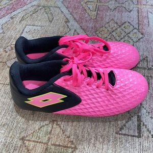 Women’s Lotta Pink Soccer Cleats size 7.5 in great condition